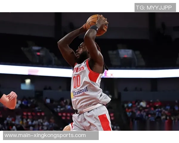 戴维斯攻防两端表现出色15投9中砍下26分12篮板5封盖压制火箭队